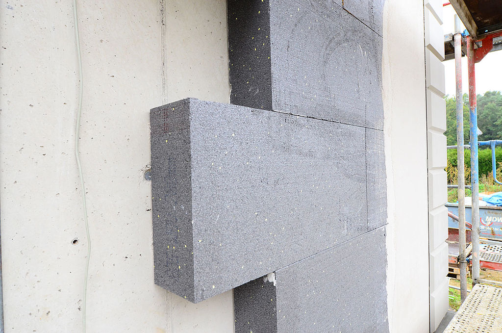 Graue Polystyrol-Dämmplatte an einer Fassade